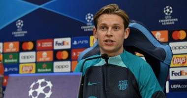 Barcelona star Frenkie de Jong angrily hits back at transfer links to Man United and slams reports he earns £34m a year at Barcelona as 'lies'