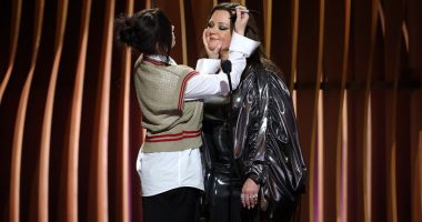 Billie Eilish Autographs Melissa McCarthy’s Face With Sharpie: SAG Awards