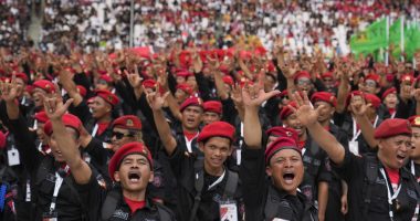 Indonesians flock to presidential campaign rallies as criticism against the government mounts