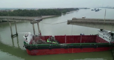Ship crash causes bridge collapse in China | Newsfeed