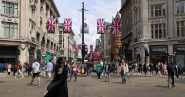 British retail sales hold steady in February