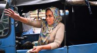 Indonesian single mother makes ends meet as autorickshaw driver | Women News