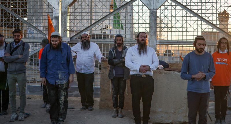 Israeli settlers build symbolic house on Gaza border | Newsfeed