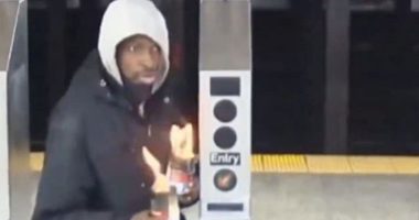 Man seen on video throwing flaming cans at group in NYC subway station: police
