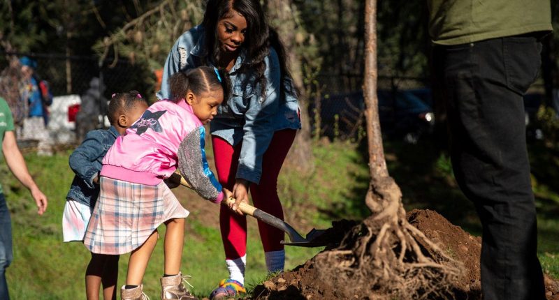 Portland area residents commemorate 2021 heat wave victims by planting trees