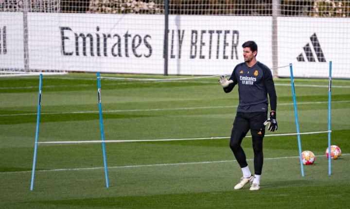 Thibaut Courtois suffers new knee injury during Real Madrid training