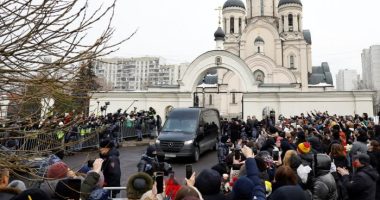 Thousands defy Kremlin to show up at Alexei Navalny’s funeral
