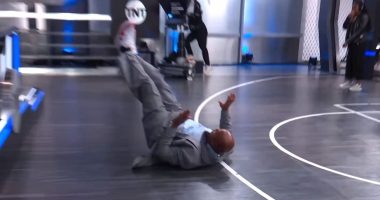 Charles Barkley attempts ridiculous fake fall on live TV