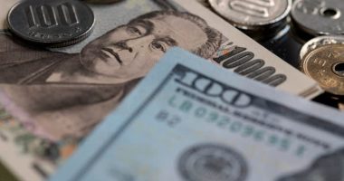 Dollar hits 34-year high against yen