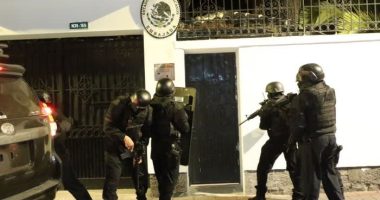 Ecuador sparks diplomatic crisis after police storm Mexican embassy