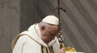 Holy Thursday: Pope washes feet of 12 women at Rome prison