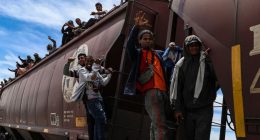 Hundreds of migrants hitch train ride to El Paso border â Texas prepares for another potential riot