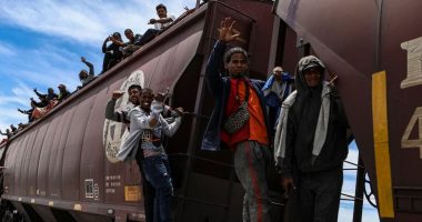 Hundreds of migrants hitch train ride to El Paso border â Texas prepares for another potential riot