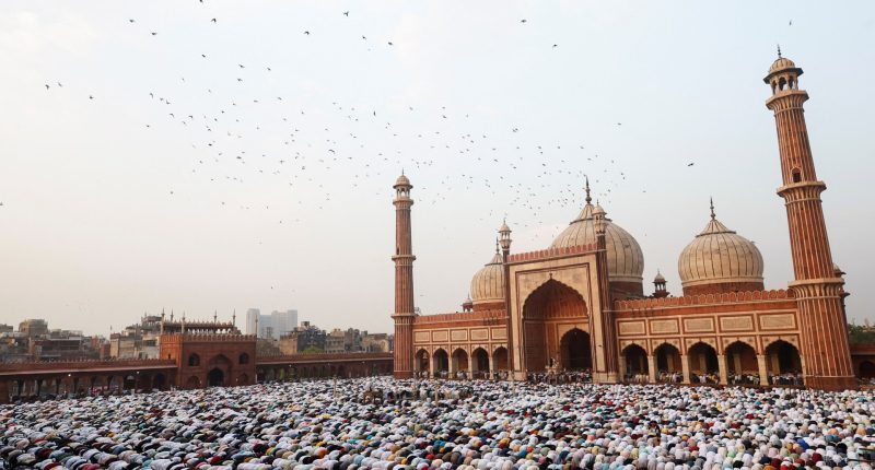 Masses gather for Eid celebrations in India | Religion