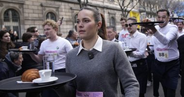 Paris race celebrates waiters, waitresses who nourish city