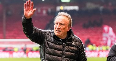Reasons for Neil Warnock's Abrupt Departure from Aberdeen Boss role and Insights on Competing with Old Firm, Debunking Criticisms from Club Legend
