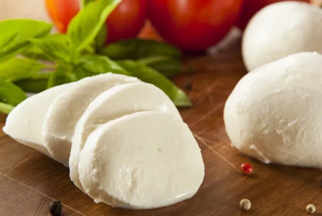 mozzarella cheese with tomatoes and basil