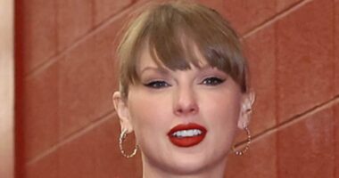 Taylor Swift fans go wild as she MATCHES with Travis Kelce's mom Donna for Chiefs game