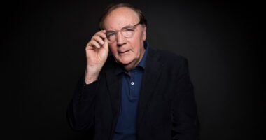 Best-selling author James Patterson gives hundreds of bookstore staffers holiday bonuses