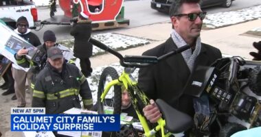 Calumet City Mayor Thaddeus Jones delivers Christmas gifts to Lois Thomas' 6 grandchildren