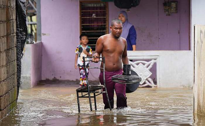 Floods wreak havoc in Malaysia, southern Thailand with over 30 killed, tens of thousands displaced