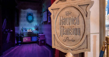 🏚️Haunted Mansion reimagined as parlor on Disney’s Treasure cruise ship