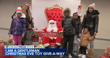 I Am A Gentleman hosts 10th annual Christmas giveaway in Bronzeville with National Association of Letter Carriers, Mariano's