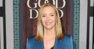 Lisa Kudrow Says That ‘Friends’ Relationships ‘Took Some Work’