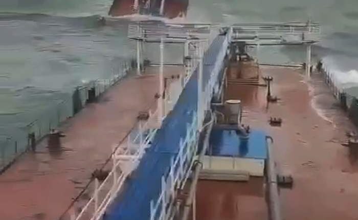 Oil spill in Kerch Strait after two Russian oil tankers seriously damaged in storm