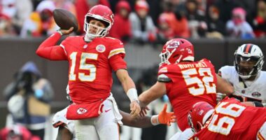 Patrick Mahomes Limps Away From Chiefs vs. Browns Game with Ankle Injury