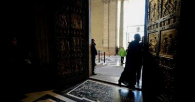 Pilgrims traverse Vatican Holy Door as Christmas marks the start of the 2025 Holy Year