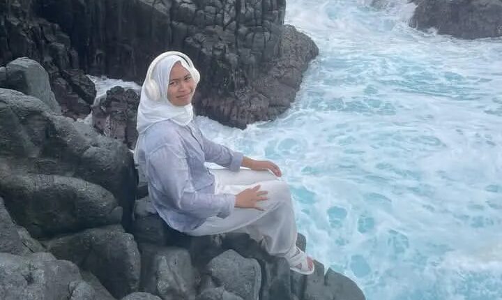 Tragic last photo of teen girl, 18, moments before she’s washed away by wave to her death in front of horrified friends