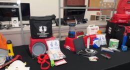 What items should you have in your earthquake emergency kit?