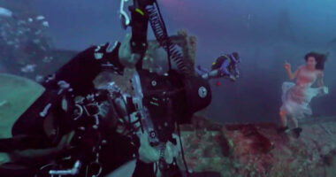 📷Depth defying photoshoot breaks world record with Florida photographer capturing model 163 feet underwater