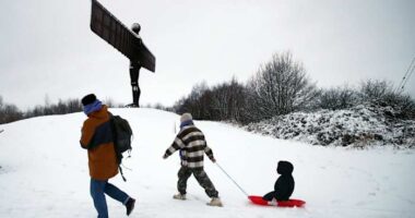 Heavy snow brings widespread disruption across the UK