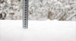 How often does Cleveland receive 10 or more inches of snow in a single day?