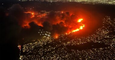 United Airlines passenger that landed at LAX recalls harrowing bird's-eye view of raging wildfire