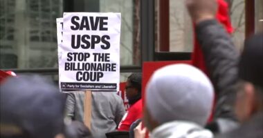 Chicago USPS letter carriers rally in Federal Plaza against Trump's reported plan to privatize United States Postal Service