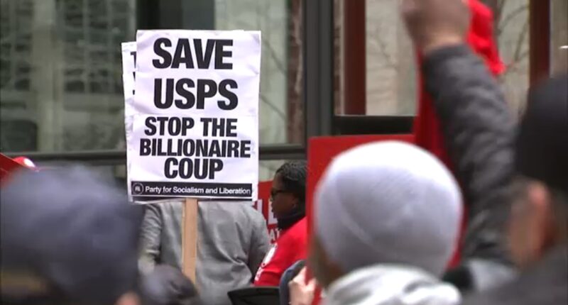 Chicago USPS letter carriers rally in Federal Plaza against Trump's reported plan to privatize United States Postal Service