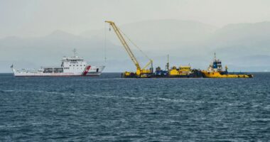 Bayesian salvage operation BEGINS off Sicily coast with two cranes, divers & robots nearly a year after yacht tragedy