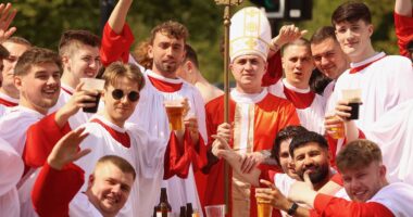 Beer we go! Otley Runners brave sizzling mini-heatwave to go on 19-pub booze crawl as Britain bathes in temperatures hotter than Ibiza