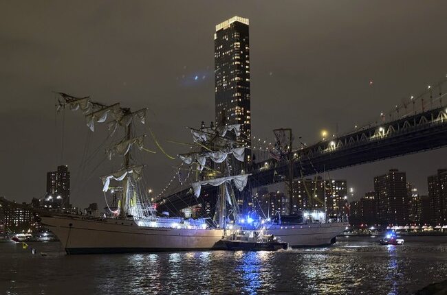 Breaking: Tall Ship Crashes Into Brooklyn Bridge, Multiple People Injured