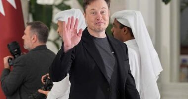Elon Musk says he's committed to still be Tesla's CEO in 5 years' time