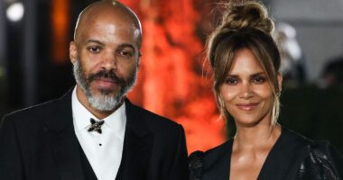 Halle Berry Spends Mother's Day In Bed 'Spinning' With Beau Van Hunt
