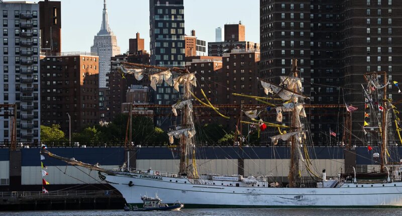 No distress calls made from Mexican Navy tall ship that crashed into Brooklyn Bridge, Mexico Navy chief says