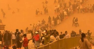 Terrifying moment apocalyptic SANDSTORM engulfs 10,000 tourists leaving air thick with orange dust sparking evacuations