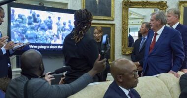 Trump confronts South African leader with baseless white farmer kill claims
