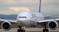 United Airlines planes in San Francisco clip wings