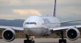 United Airlines planes in San Francisco clip wings