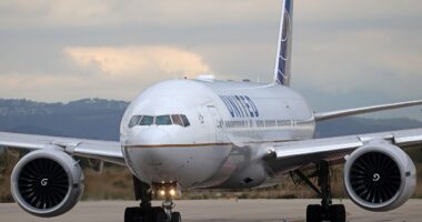United Airlines planes in San Francisco clip wings